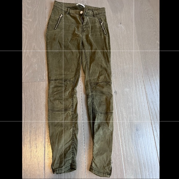 Zara army green fitted cargo pants. Mid rise. Size 2 - Picture 1 of 2
